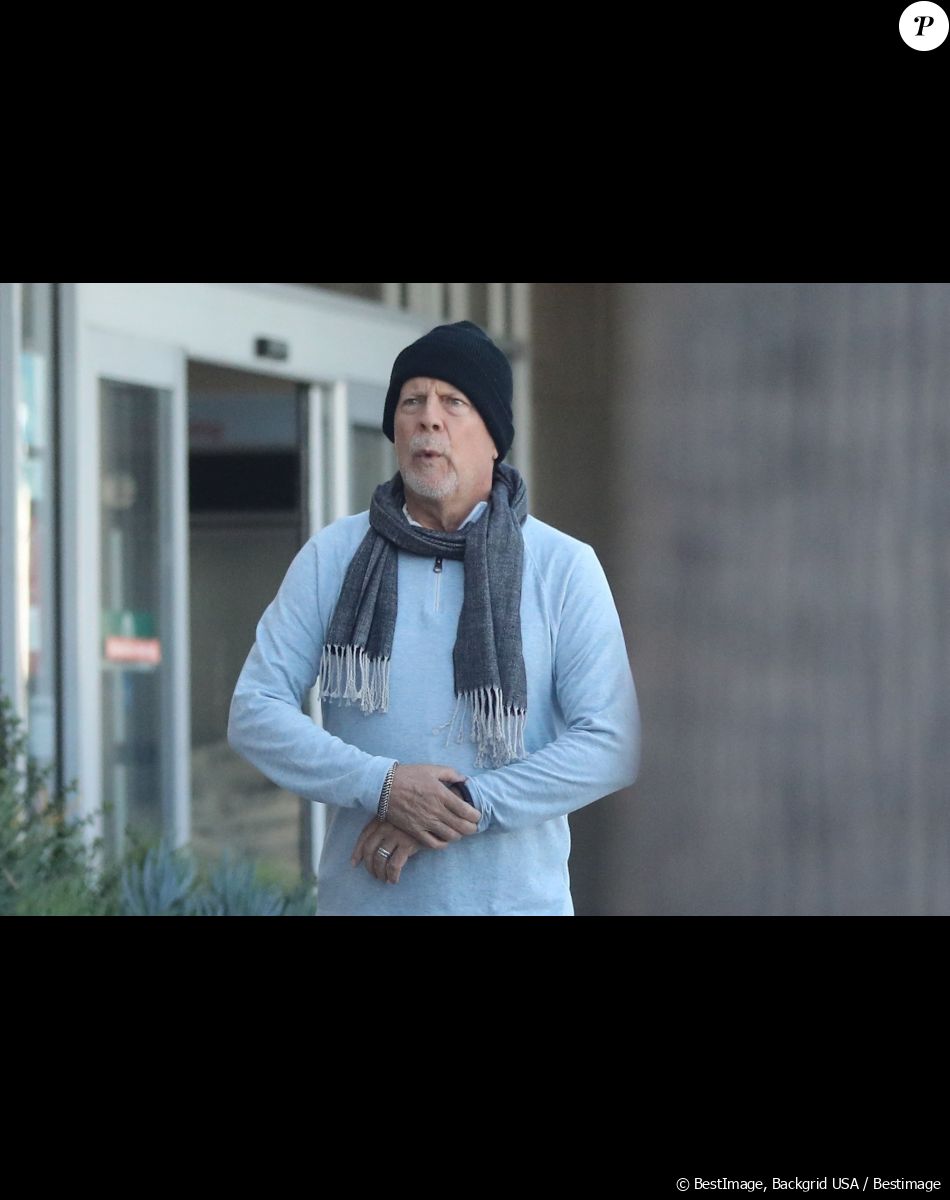 Exclusif - Bruce Willis, atteint d'aphasie, sort chercher café et croissant avec un ami à Los Angeles le 6 février 2023.