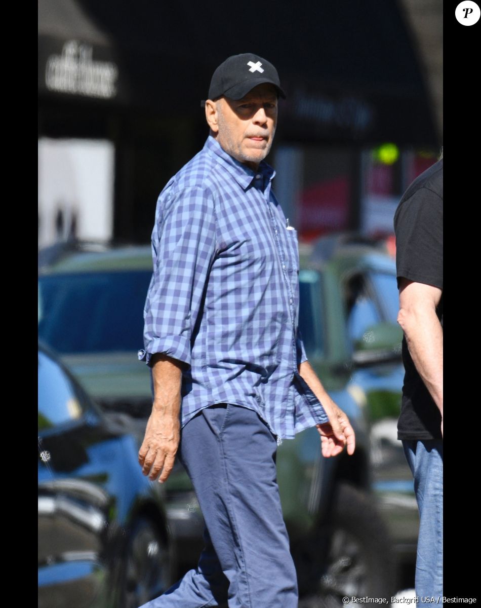 "Depuis que nous avons annoncé le diagnostic d'aphasie au printemps 2022, l'état de Bruce a progressé et nous avons désormais un diagnostic plus spécifique : la démence fronto-temporale" indiquait-elel sur Instagram.
Bruce Willis se promène avec un ami à Los Angeles le 20 novembre 2022.