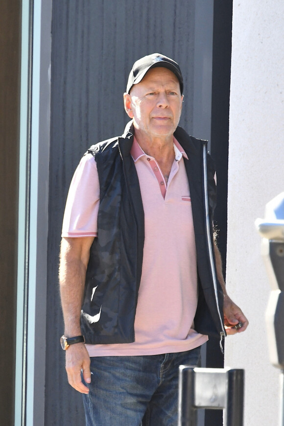 Exclusif - Bruce Willis se promène à Santa Monica le 25 octobre 2022. 