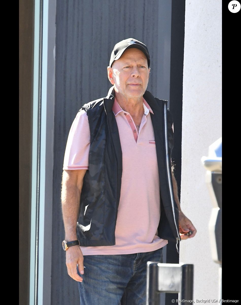 Exclusif - Bruce Willis se promène à Santa Monica le 25 octobre 2022.