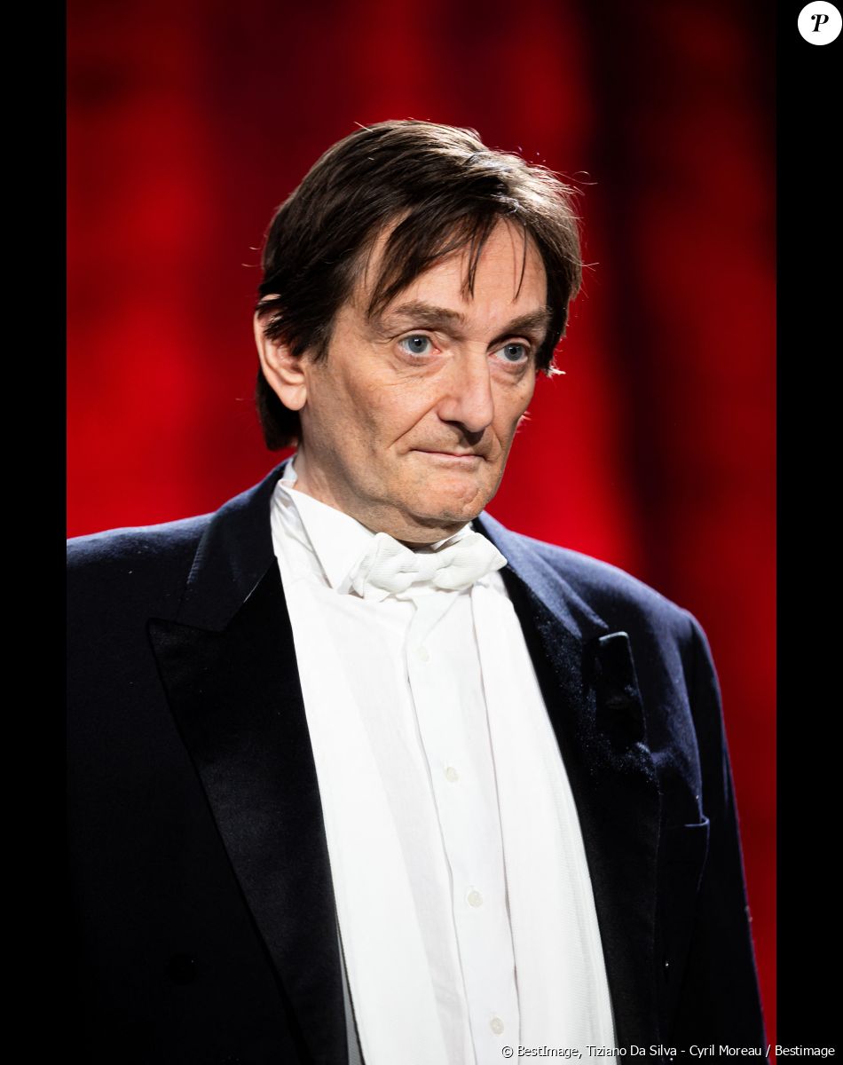 Exclusif - Pierre Palmade - Jour 2 - Enregistrement de l'émission "La Fine Equipe : Le retour !" à Paris, diffusée le 14 janvier sur France 2. Le 4 novembre 2022 © Cyril Moreau-Tiziano Da Silva / Bestimage SAMEDI 14 JANVIER 2023 A 21H10 LA FINE ÉQUIPE LE RETOUR ! Productions Carson Prod 13-34 Productions Franck Saurat Ecrit par Pierre Palmade Réalisation Julien Bloch Après le lancement réussi du premier numéro en juin dernier, La Fine Équipe, la nouvelle création de France télévisions, revient sur France 2 pour débuter l'année sous le signe de l'humour, de la comédie et de la musique ! Orchestré par Pierre Palmade, ce divertissement original crée une nouvelle fois l'événement en réunissant une nouvelle équipe constituée de plusieurs générations d'artistes autour de sketchs inédits et de tableaux musicaux étonnants, conçus spécialement pour l'occasion ! Aux côtés de Pierre Palmade, une quarantaine d'artistes d'exception ont accepté de jouer le jeu parmi lesquels : Laurent Gerra, Michèle Bernier, Arnaud Ducret, Isabelle Nanty, Mimie Mathy, Claudio Capéo, Paul Mirabel, Isabelle Boulay, Élie Semoun, Tristan Lopin, Jenifer, Michel Fau, Claire Nadeau, Tom Villa, Sylvie Testud, Baptiste Lecaplain, Amir, Alex Lutz, Chantal Ladesou, Hélène Ségara, Olivier Sitruk, Robert Charlebois, Arielle Dombasle, Olivier De Benoist, Garou, Régis Laspalès, Patrick Fiori et beaucoup d'autres. Dans des décors créés sur mesure, tous ces artistes formeront des duos ou des trios inédits pour interpréter des sketchs hilarants : des parodies de série TV (" Les Drôles de Dames ", " Columbo ", " Starsky et Hutch "), des sketchs autour de personnages célèbres (Marilyn Monroe et John Kennedy, Adam et Ève, Marie et Jésus), des nouvelles versions de sketchs mythiques (" Le colonel " de Pierre Palmade, " Le bottin " de Sylvie Joly) et beaucoup d'autres surprises... Côté musique, des artistes de variétés seront projetés dans des tableaux musicaux spectaculaires à la rencontre des plus grandes figures de la chanson française... La Fine Équipe, c'est le défi fou que s'est lancé Pierre Palmade avec ce casting prestigieux. Rire, générosité, bonne humeur et complicité, seront plus que jamais les maitres mots de cette soirée inédite.
