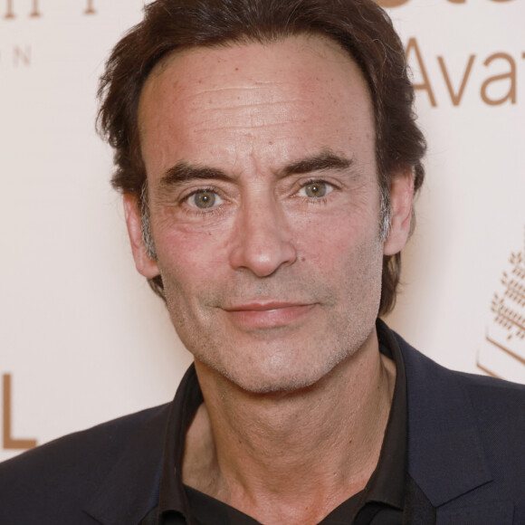 L'acteur, également écrivain, a révélé qu'il publierait un nouvel ouvrage d'ici quelques mois
Anthony Delon - Photocall de la 10ème édition du "Global Gift Gala 2022" au Four Seasons Hotel George V à Paris le 19 novembre 2022. Ce traditionnel dîner de charité organisé chaque année par Thierry Martino qui en assure les Relations Publiques, a pour vocation de collecter des fonds en faveur de Global Gift Foundation et de Eva Longoria Foundation. Leur mission est de venir en aide aux femmes et aux enfants partout où cela est nécessaire, notamment en soutenant financièrement des projets associatifs ciblés permettant d'améliorer le quotidien des personnes en situation de précarité. Chaque année la Fondation Global Gift choisit également une association locale afin de lui reverser une part des bénéfices de la soirée. Cette année c'est l'association " Un Rien C'est Tout " présidée par Cécile Duffau qui a été choisie. Cette association défend 4 grandes causes qui sont : le droit à la dignité, l'enfance, la santé et l'environnement. En tout ce sont plus de 190 projets réalisés et près de 3 millions d'euros collectés depuis sa création en 2016. Outre Eva Longoria, de nombreux invités ont foulé le tapis rouge. Christophe Beaugrand et Béatrice Rosen ont endossé les rôles de Maitre et Maîtresse de Cérémonie. (En français pour lui, en anglais pour elle) Pour l'animation musicale, la Fondation a pu compter sur la présence de Camille Lellouche qui a subjugué l'assistance du Global Gift Gala en reprenant quelques-uns de ses succès, ainsi que de la participation surprise d'Hélène Segara qui est montée à l'improviste sur scène pour entonner son tube " Il y a trop de gens qui t'aiment " devant un parterre d'invités conquis. Une vente aux enchères s'est déroulée sous la houlette de Julien Brunie, DG de Christie's, dévoilant des lots d'exception tels qu'une peinture d'Auguste, l'artiste phare du french pop Art, un dîner avec Eva Longoria herself ... ou bien encore une sculpture de Richard Orlinski (qui a reçu le Global Gift Utopia Award des mains d'Eva Longoria récompensant ses engagements humanitaires, tout comme l'entrepreneur espagnol, Javier Garcia qui lui a reçu le Global Gift Philanthropreneur Award) La soirée a pu être imaginée grâce au soutien des sponsors UTOPIA Avatars, (Société basée sur l'écosystème NFT utilisant la puissance de la blockchain pour amplifier sa mission de sensibilisation à la construction d'un monde plus éthique) ainsi que de la marque de bijoux APM Monaco qui a, pour l'occasion, paré Eva Longoria de magnifiques créations. Quant au diner, signé Christian Le Squer, Chef étoilé du restaurant " Le Cinq ", il fut sublimé grâce aux vins Château Enclos Haut Mazeyres, Appellation POMEROL, et les champagnes BOLL&Cie. © Christophe Aubert via Bestimage 