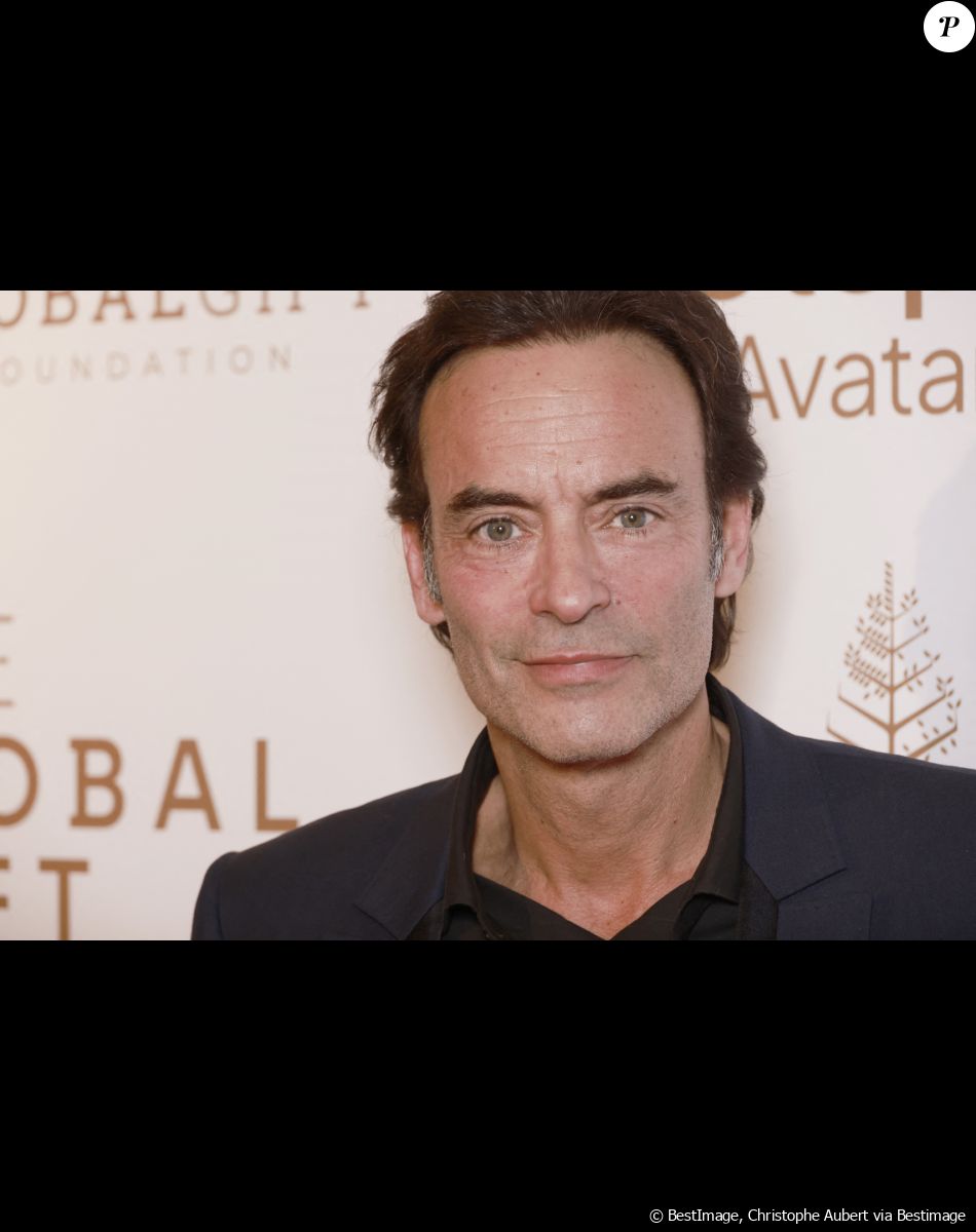 L'acteur, également écrivain, a révélé qu'il publierait un nouvel ouvrage d'ici quelques mois
Anthony Delon - Photocall de la 10ème édition du "Global Gift Gala 2022" au Four Seasons Hotel George V à Paris le 19 novembre 2022. Ce traditionnel dîner de charité organisé chaque année par Thierry Martino qui en assure les Relations Publiques, a pour vocation de collecter des fonds en faveur de Global Gift Foundation et de Eva Longoria Foundation. Leur mission est de venir en aide aux femmes et aux enfants partout où cela est nécessaire, notamment en soutenant financièrement des projets associatifs ciblés permettant d'améliorer le quotidien des personnes en situation de précarité. Chaque année la Fondation Global Gift choisit également une association locale afin de lui reverser une part des bénéfices de la soirée. Cette année c'est l'association " Un Rien C'est Tout " présidée par Cécile Duffau qui a été choisie. Cette association défend 4 grandes causes qui sont : le droit à la dignité, l'enfance, la santé et l'environnement. En tout ce sont plus de 190 projets réalisés et près de 3 millions d'euros collectés depuis sa création en 2016. Outre Eva Longoria, de nombreux invités ont foulé le tapis rouge. Christophe Beaugrand et Béatrice Rosen ont endossé les rôles de Maitre et Maîtresse de Cérémonie. (En français pour lui, en anglais pour elle) Pour l'animation musicale, la Fondation a pu compter sur la présence de Camille Lellouche qui a subjugué l'assistance du Global Gift Gala en reprenant quelques-uns de ses succès, ainsi que de la participation surprise d'Hélène Segara qui est montée à l'improviste sur scène pour entonner son tube " Il y a trop de gens qui t'aiment " devant un parterre d'invités conquis. Une vente aux enchères s'est déroulée sous la houlette de Julien Brunie, DG de Christie's, dévoilant des lots d'exception tels qu'une peinture d'Auguste, l'artiste phare du french pop Art, un dîner avec Eva Longoria herself ... ou bien encore une sculpture de Richard Orlinski (qui a reçu le Global Gift Utopia Award des mains d'Eva Longoria récompensant ses engagements humanitaires, tout comme l'entrepreneur espagnol, Javier Garcia qui lui a reçu le Global Gift Philanthropreneur Award) La soirée a pu être imaginée grâce au soutien des sponsors UTOPIA Avatars, (Société basée sur l'écosystème NFT utilisant la puissance de la blockchain pour amplifier sa mission de sensibilisation à la construction d'un monde plus éthique) ainsi que de la marque de bijoux APM Monaco qui a, pour l'occasion, paré Eva Longoria de magnifiques créations. Quant au diner, signé Christian Le Squer, Chef étoilé du restaurant " Le Cinq ", il fut sublimé grâce aux vins Château Enclos Haut Mazeyres, Appellation POMEROL, et les champagnes BOLL&Cie. © Christophe Aubert via Bestimage
