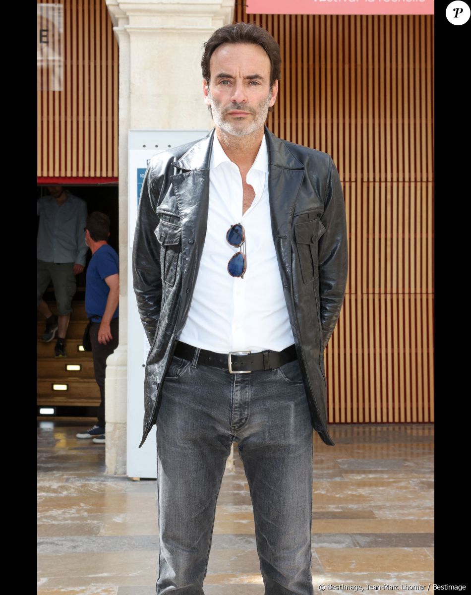 Exclusif - Anthony Delon représentait son père lors de la projection du film "Monsieur Klein" du réalisateur J. Losey lors du 50ème Festival La Rochelle Cinéma à La Coursive à La Rochelle le 3 juillet 2022. Pour sa 50ème édition du 1er juillet au 10 juillet,le Festival La Rochelle Cinéma va célébrer Alain Delon, " un acteur mythique à la beauté surnaturelle " qui incarne un âge d'or du cinéma français et italien des années 1960 aux années 1980. Vingt et un de ses films seront projetés dans de belles copies restaurées. Parmi eux, de nombreux chefs- d'oeuvre comme Plein Soleil (1960), Rocco et ses frères (1960), L'Éclipse (1962), Le Guépard (1963), Le Samouraï (1967), La Piscine (1969), Le Cercle rouge (1970), Monsieur Klein (1976) ou Notre histoire (1984). Au programme également : une table ronde avec des spécialistes de Delon, une exposition de photos ainsi qu'une leçon de musique en hommage à Ennio Morricone autour du Clan des Siciliens (1969). Alain Delon a fait parvenir un message audio et écrit au Festival de La Rochelle. © Jean-Marc Lhomer/Bestimage