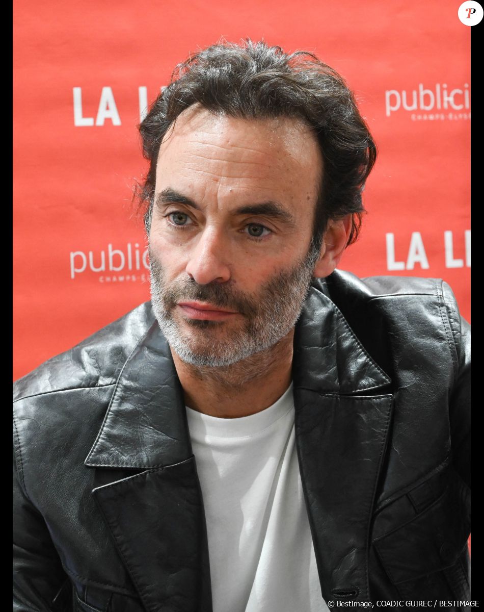 "J'ai le plaisir d'annoncer que je viens de signer mon prochain livre chez Fayard. Un roman" écrit-il sur une page blanche dans une vidéo publiée sur son profil le 13 mars dernier
Exclusif - Anthony Delon dédicace son livre "Entre chien et loup" à la librairie du Publicisdrugstore à Paris le 21 avril 2022. © Coadic Guirec/Bestimage