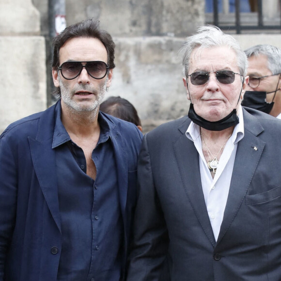 Alain Delon et son fils Anthony - Obsèques de Jean-Paul Belmondo en l'église Saint-Germain-des-Prés, à Paris le 10 septembre 2021. © Cyril Moreau / Bestimage 