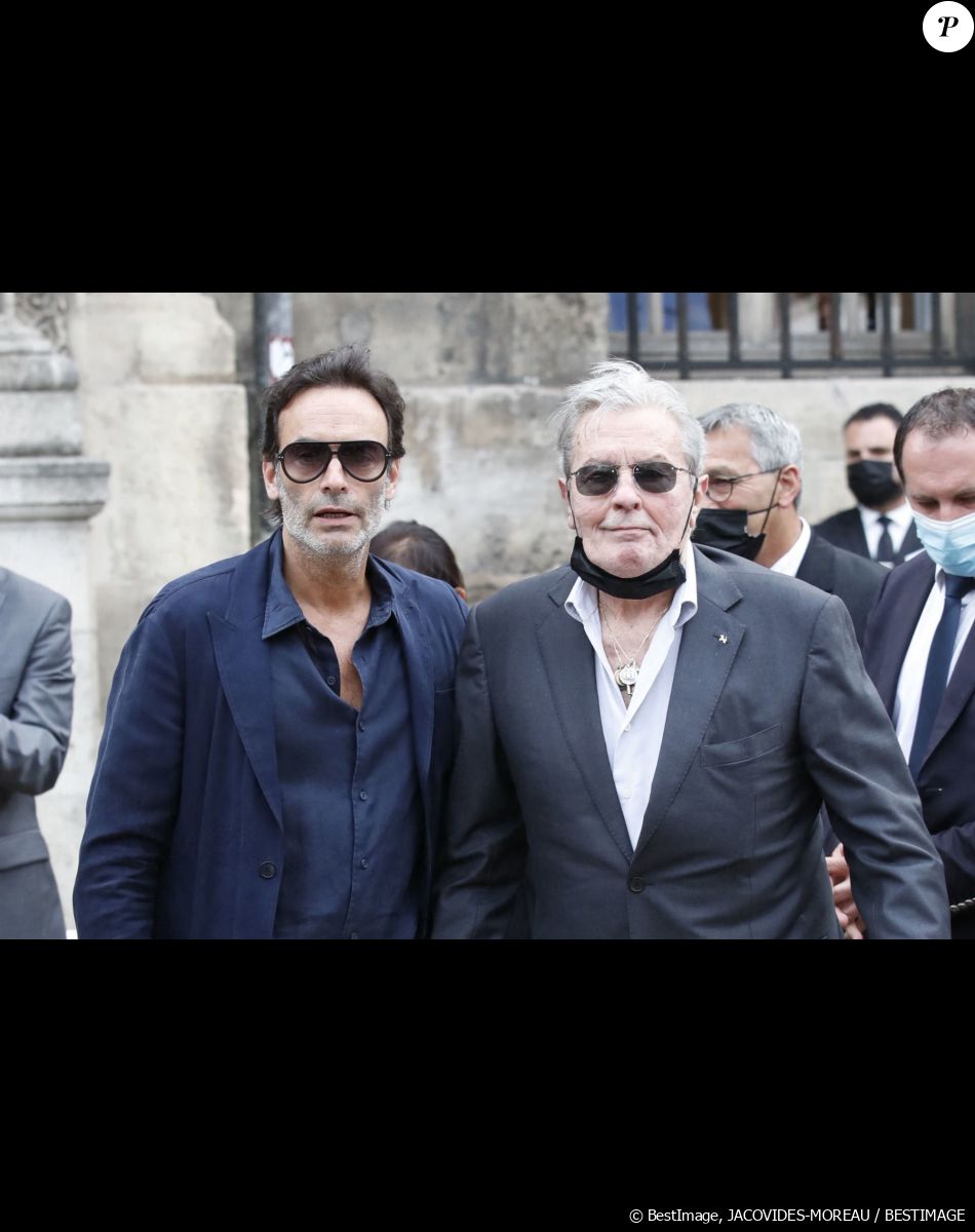 Alain Delon et son fils Anthony - Obsèques de Jean-Paul Belmondo en l'église Saint-Germain-des-Prés, à Paris le 10 septembre 2021. © Cyril Moreau / Bestimage
