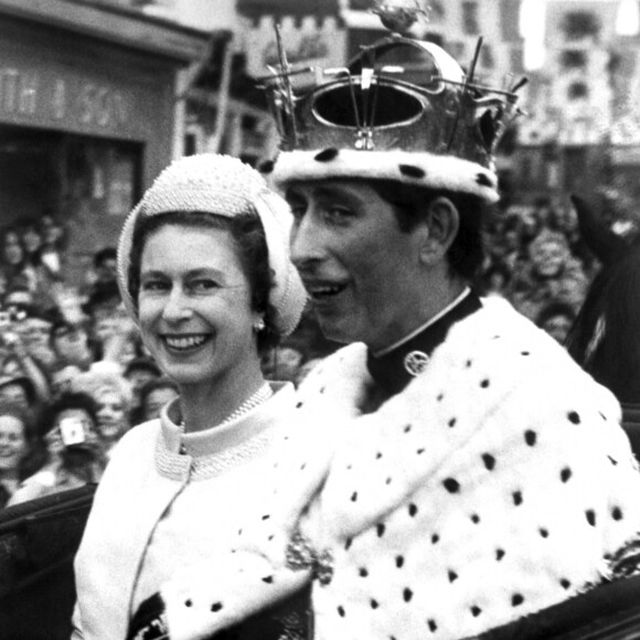 Charles III lui a donc rendu hommage sur Instagram : ""A toutes les mamans du monde et à celles et ceux à qui leur mère va beaucoup manquer aujourd'hui, nous pensons bien à vous et vous souhaitons une très bonne fête des mères." Il a également posté une photo de sa femme Camilla avec sa maman Rosalind Cubbitt
La reine Elisabeth II d'Angleterre est décédée à l'âge de 96 ans, après 70 ans de règne, dans son château de Balmoral, le 8 septembre 2022. 