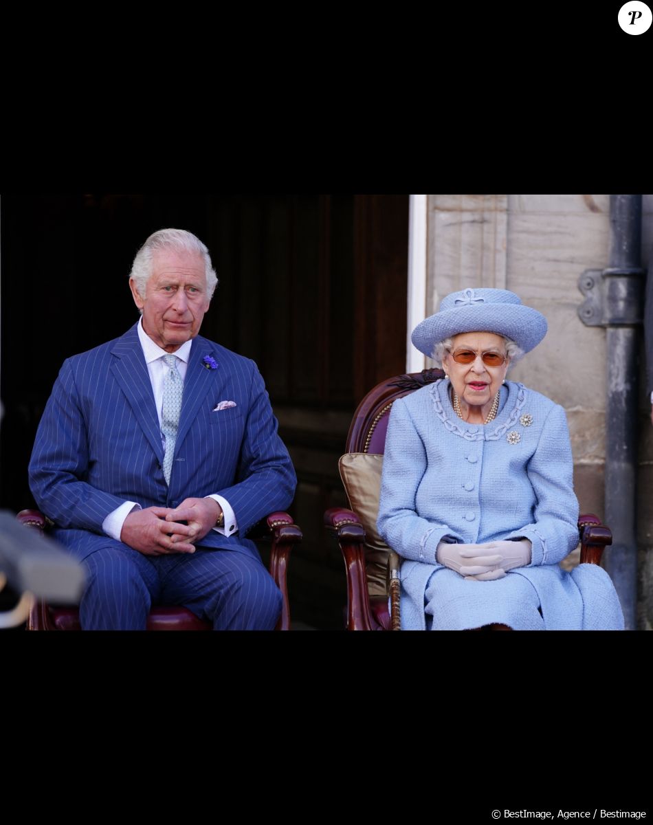 SA première fête des mères sans Elizabeth II
La reine Elisabeth II d'Angleterre, accompagnée du prince Charles, prince de Galles, assiste à la parade de la Royal Company of Archers dans les jardins du palais de Holyroodhouse à Édimbourg, Royaume Uni, le 30 juin 2022.