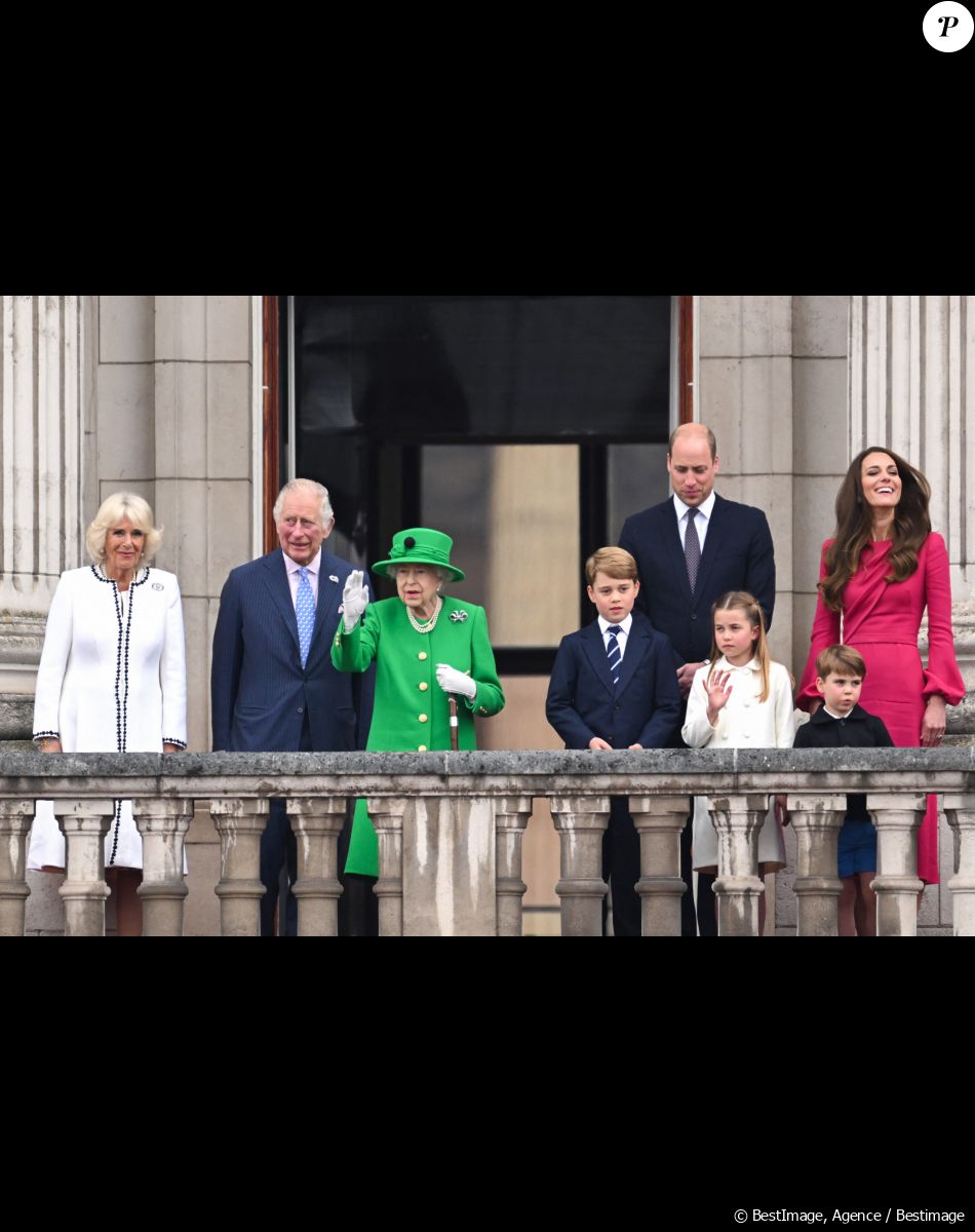 Camilla Parker Bowles, duchesse de Cornouailles, le prince Charles, la reine Elisabeth II, le prince William, duc de Cambridge, Kate Catherine Middleton, duchesse de Cambridge, et leurs enfants le prince George, la princesse Charlotte et le prince Louis - La famille royale d'Angleterre au balcon du palais de Buckingham, à l'occasion du jubilé de la reine d'Angleterre. Le 5 juin 2022