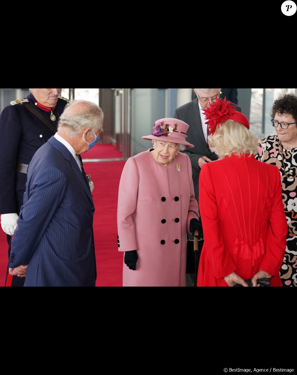La reine Elisabeth II d'Angleterre, le prince Charles, prince de Galles, et Camilla Parker Bowles, duchesse de Cornouailles, assistent à la cérémonie d'ouverture de la sixième session du Senedd à Cardiff, Royaume Uni, 14 octobre 2021.