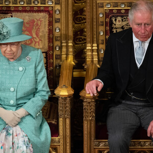 Des remarques auxquelles il préfère ne pas prêter attention, comme sa maman le lui a toujours appris. Elle en a d'ailleurs fait la devise du clan royal : "Never explain, never complain." 
Le prince Charles, prince de Galles, la reine Elisabeth II d'Angleterre - Arrivée de la reine Elizabeth II et discours à l'ouverture officielle du Parlement à Londres le 19 décembre 2019. Lors de son discours, la reine a dévoilé son plan décennal pour mettre à profit le Brexit et relancer le système NHS. 