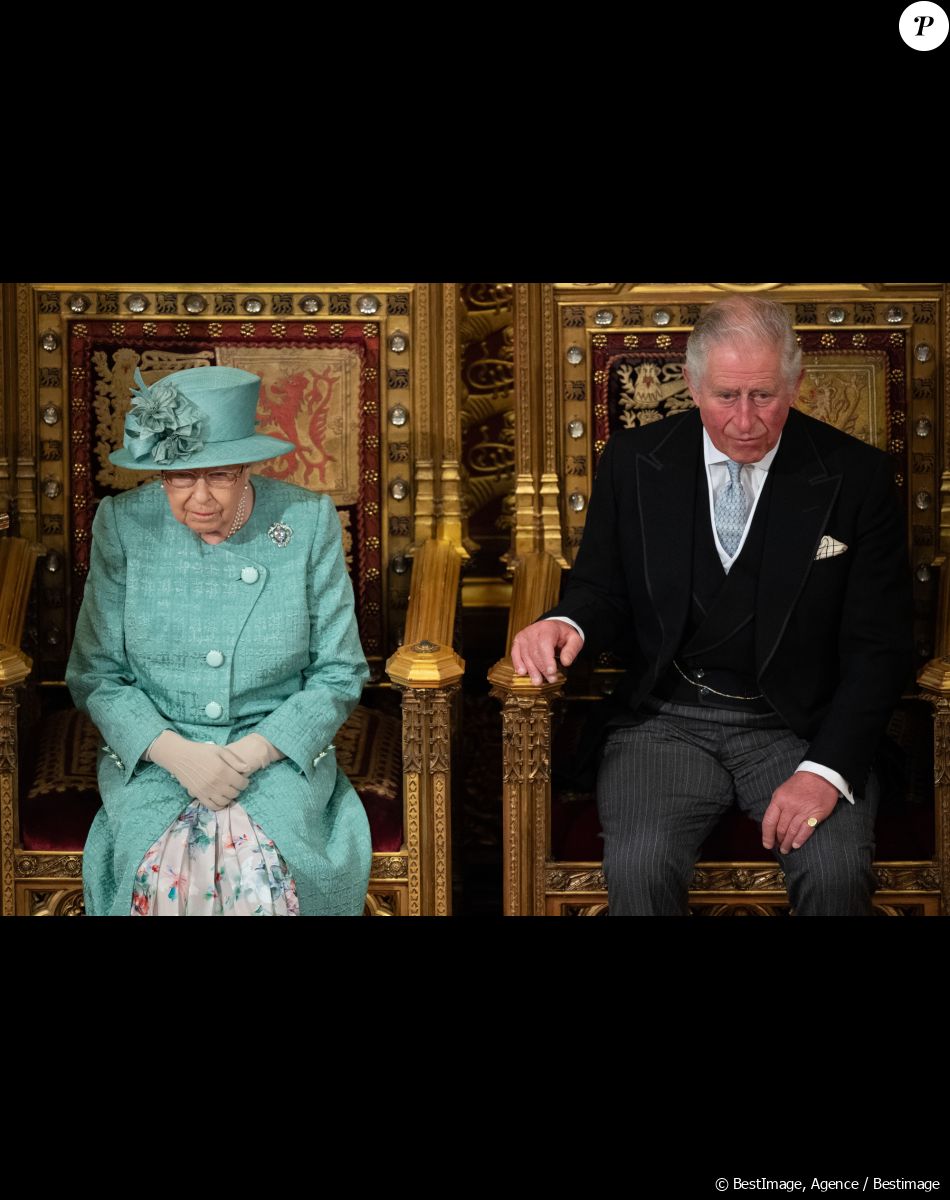 Des remarques auxquelles il préfère ne pas prêter attention, comme sa maman le lui a toujours appris. Elle en a d'ailleurs fait la devise du clan royal : "Never explain, never complain."
Le prince Charles, prince de Galles, la reine Elisabeth II d'Angleterre - Arrivée de la reine Elizabeth II et discours à l'ouverture officielle du Parlement à Londres le 19 décembre 2019. Lors de son discours, la reine a dévoilé son plan décennal pour mettre à profit le Brexit et relancer le système NHS.