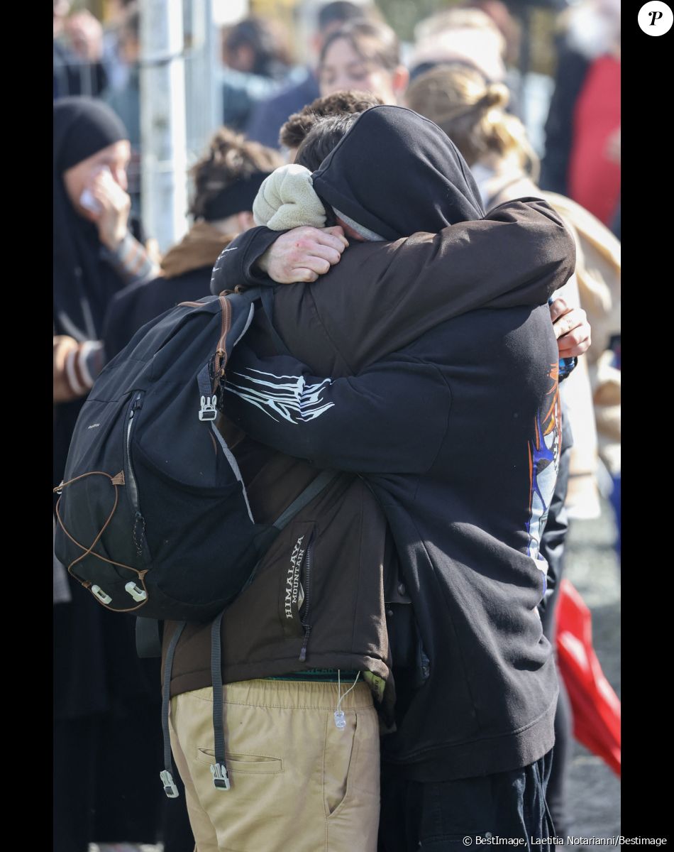 La famille de Leslie a pu lui rendre un dernier hommage le 18 mars 2023
Famille et amis de Leslie - Obsèques de Leslie Hoorelbeke au crématorium de La Rochelle le 18 mars 2023. Les corps de Leslie Hoorelbeke et de son compagnon Kevin Trompat avaient été retrouvés début mars. Trois hommes ont été mis en examen dont deux pour "assassinats", "modification de l'état des lieux d'un crime pour faire obstacle à la manifestation de la vérité", et "enlèvement et séquestration sans libération volontaire avant le septième jour". Le mobile des suspects reste encore flou pour les enquêteurs. © Laeticia Notariani/Bestimage