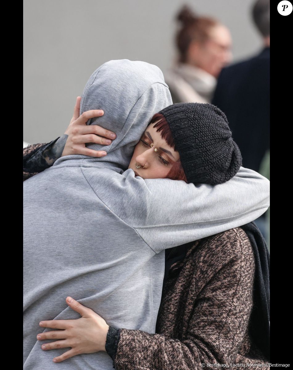 Les proches ont soulevé une question restée sans réponse
Famille et amis de Leslie - Obsèques de Leslie Hoorelbeke au crématorium de La Rochelle le 18 mars 2023. Les corps de Leslie Hoorelbeke et de son compagnon Kevin Trompat avaient été retrouvés début mars. Trois hommes ont été mis en examen dont deux pour "assassinats", "modification de l'état des lieux d'un crime pour faire obstacle à la manifestation de la vérité", et "enlèvement et séquestration sans libération volontaire avant le septième jour". Le mobile des suspects reste encore flou pour les enquêteurs. © Laeticia Notariani/Bestimage