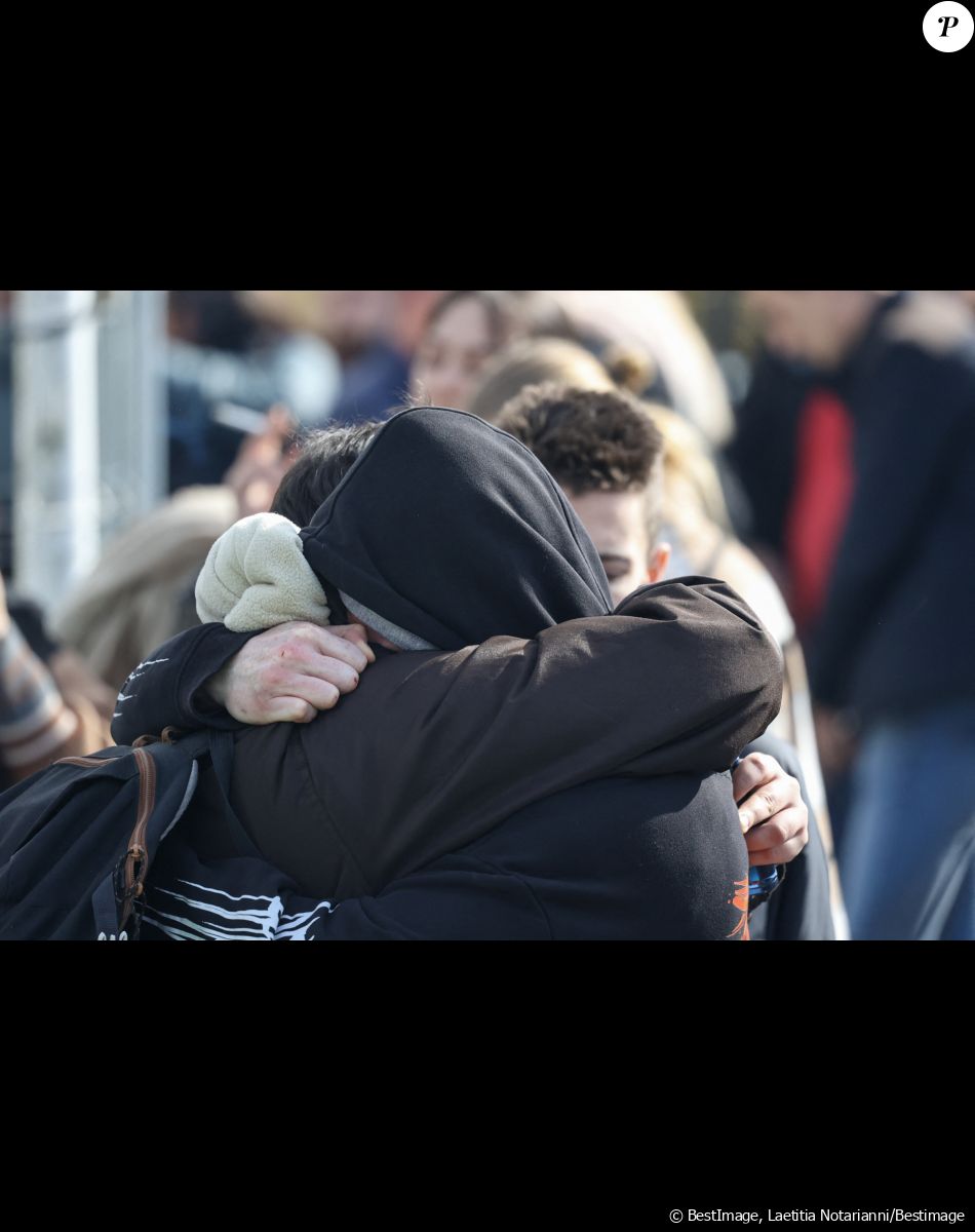 Les proches de Leslie ont dénoncé "ceux leur ayant arraché" la jeune femme
Famille et amis de Leslie - Obsèques de Leslie Hoorelbeke au crématorium de La Rochelle le 18 mars 2023. Les corps de Leslie Hoorelbeke et de son compagnon Kevin Trompat avaient été retrouvés début mars. Trois hommes ont été mis en examen dont deux pour "assassinats", "modification de l'état des lieux d'un crime pour faire obstacle à la manifestation de la vérité", et "enlèvement et séquestration sans libération volontaire avant le septième jour". Le mobile des suspects reste encore flou pour les enquêteurs. © Laeticia Notariani/Bestimage