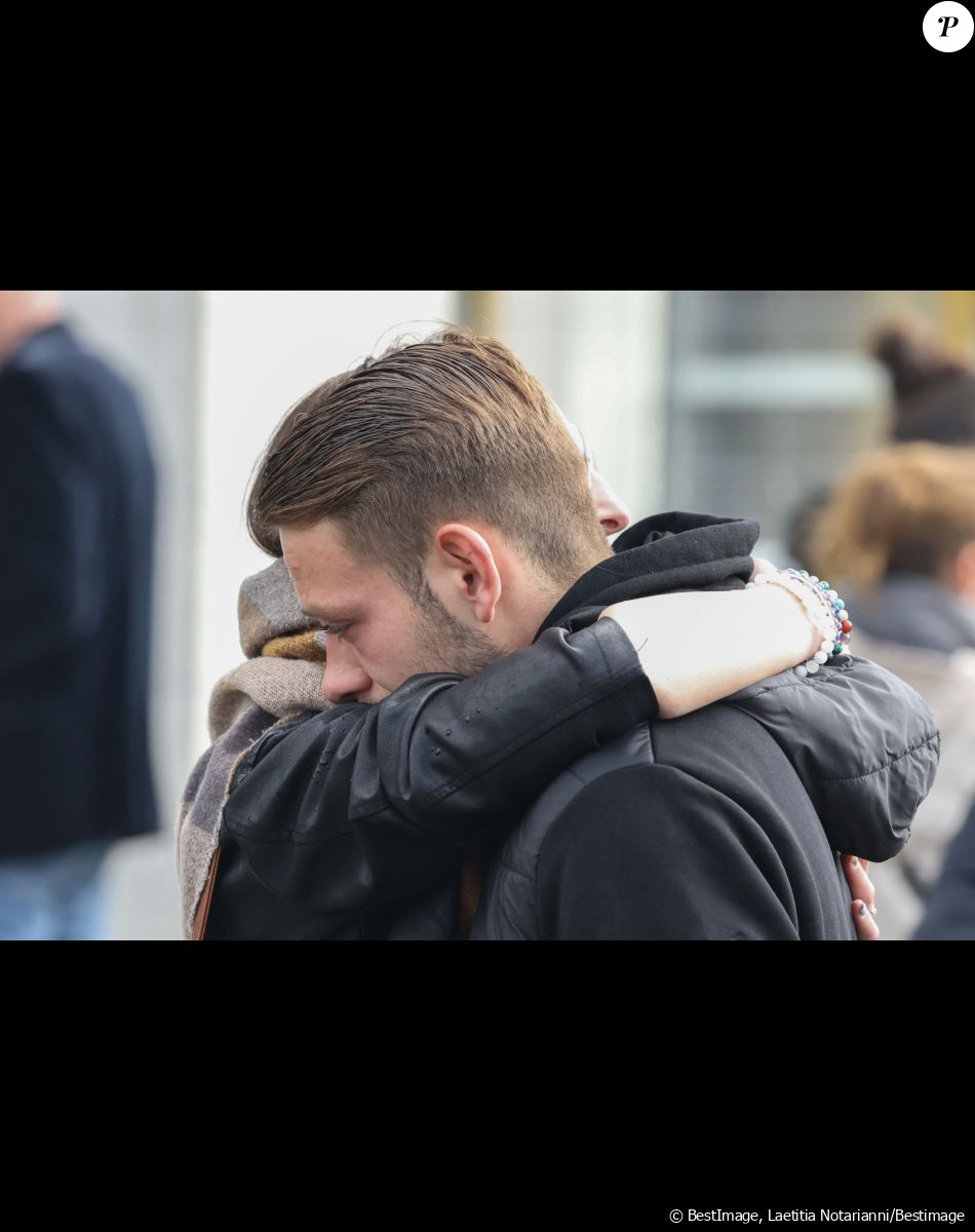Les motivations des assassins restent très floues
Famille et amis de Leslie - Obsèques de Leslie Hoorelbeke au crématorium de La Rochelle le 18 mars 2023. Les corps de Leslie Hoorelbeke et de son compagnon Kevin Trompat avaient été retrouvés début mars. Trois hommes ont été mis en examen dont deux pour "assassinats", "modification de l'état des lieux d'un crime pour faire obstacle à la manifestation de la vérité", et "enlèvement et séquestration sans libération volontaire avant le septième jour". Le mobile des suspects reste encore flou pour les enquêteurs. © Laeticia Notariani/Bestimage