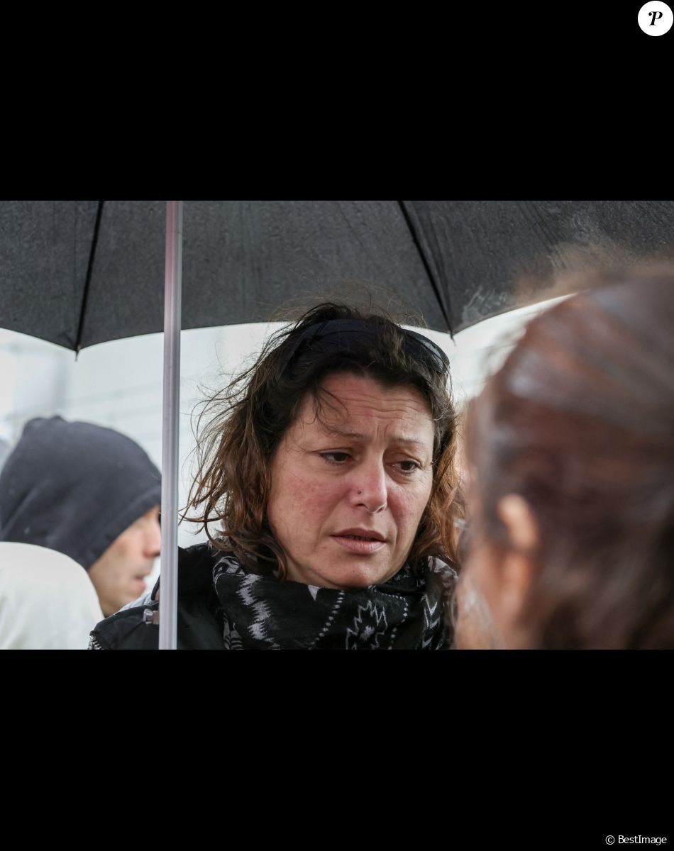 Emilie Cardré, belle mère de Leslie Hoorelbeke - Obsèques de Leslie Hoorelbeke au crématorium de La Rochelle le 18 mars 2023. Les corps de Leslie Hoorelbeke et de son compagnon Kevin Trompat avaient été retrouvés début mars. Trois hommes ont été mis en examen dont deux pour "assassinats", "modification de l’état des lieux d’un crime pour faire obstacle à la manifestation de la vérité", et "enlèvement et séquestration sans libération volontaire avant le septième jour". Le mobile des suspects reste encore flou pour les enquêteurs. © Laeticia Notariani/Bestimage