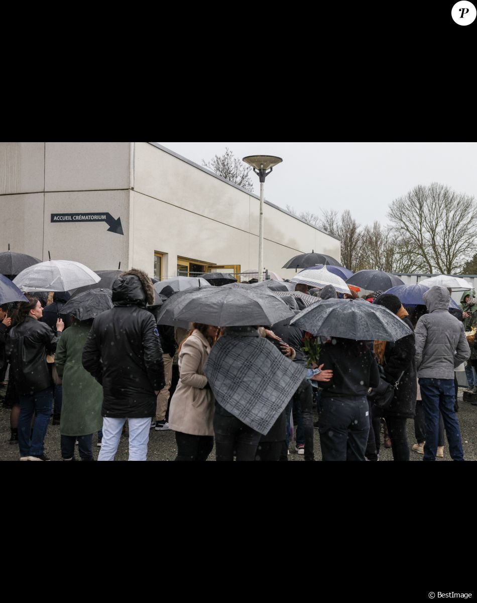 Famille et amis de Leslie - Obsèques de Leslie Hoorelbeke au crématorium de La Rochelle le 18 mars 2023. Les corps de Leslie Hoorelbeke et de son compagnon Kevin Trompat avaient été retrouvés début mars. Trois hommes ont été mis en examen dont deux pour "assassinats", "modification de l’état des lieux d’un crime pour faire obstacle à la manifestation de la vérité", et "enlèvement et séquestration sans libération volontaire avant le septième jour". Le mobile des suspects reste encore flou pour les enquêteurs. © Laeticia Notariani/Bestimage