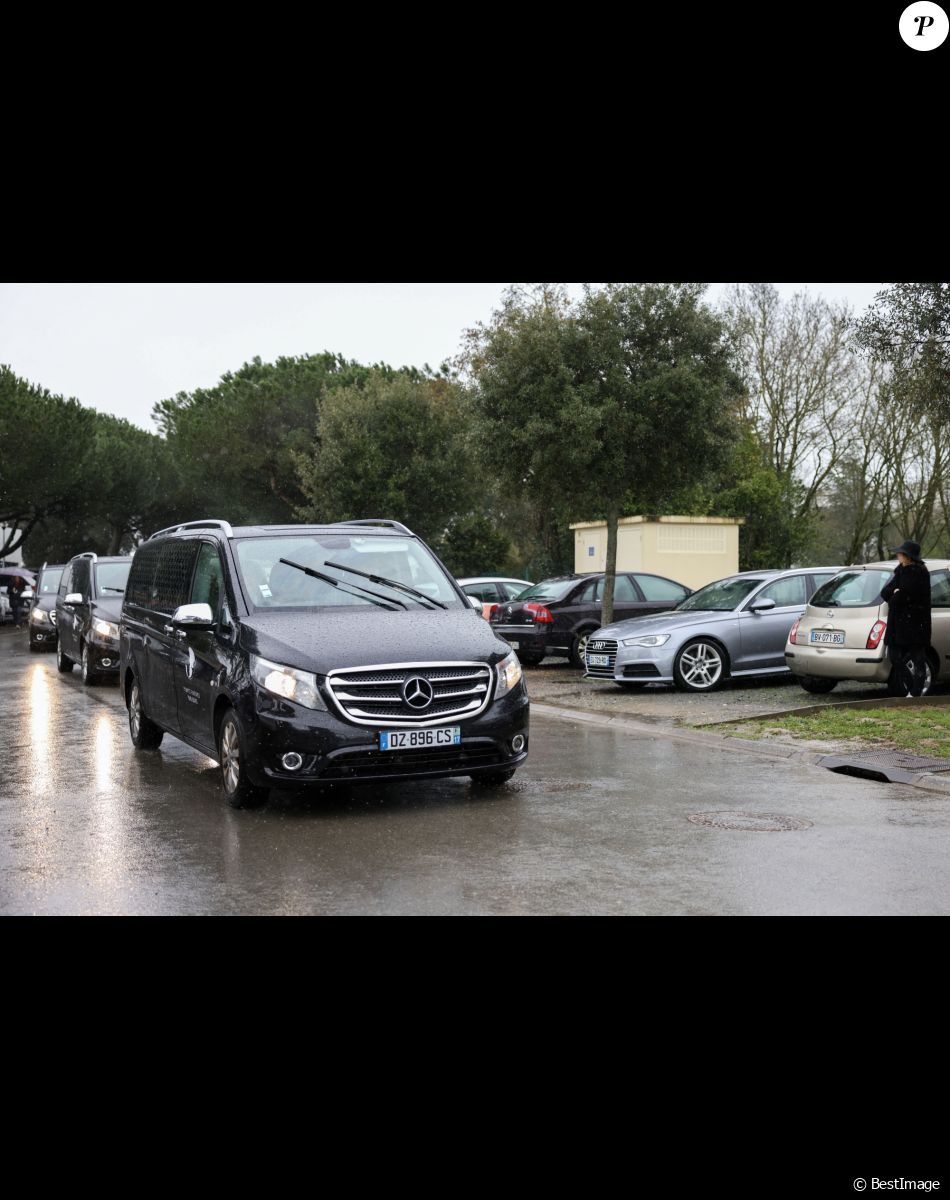 Arrivée du cortège - Obsèques de Leslie Hoorelbeke au crématorium de La Rochelle le 18 mars 2023. Les corps de Leslie Hoorelbeke et de son compagnon Kevin Trompat avaient été retrouvés début mars. Trois hommes ont été mis en examen dont deux pour "assassinats", "modification de l’état des lieux d’un crime pour faire obstacle à la manifestation de la vérité", et "enlèvement et séquestration sans libération volontaire avant le septième jour". Le mobile des suspects reste encore flou pour les enquêteurs. © Laeticia Notariani/Bestimage