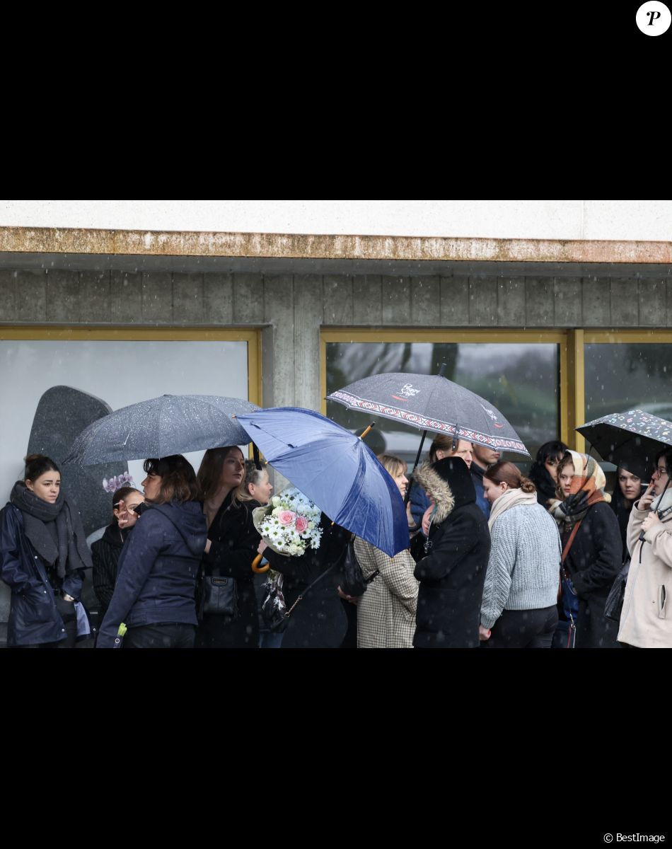 Famille et amis de Leslie - Obsèques de Leslie Hoorelbeke au crématorium de La Rochelle le 18 mars 2023. Les corps de Leslie Hoorelbeke et de son compagnon Kevin Trompat avaient été retrouvés début mars. Trois hommes ont été mis en examen dont deux pour "assassinats", "modification de l’état des lieux d’un crime pour faire obstacle à la manifestation de la vérité", et "enlèvement et séquestration sans libération volontaire avant le septième jour". Le mobile des suspects reste encore flou pour les enquêteurs. © Laeticia Notariani/Bestimage