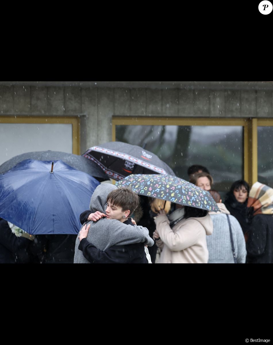 Famille et amis de Leslie - Obsèques de Leslie Hoorelbeke au crématorium de La Rochelle le 18 mars 2023. Les corps de Leslie Hoorelbeke et de son compagnon Kevin Trompat avaient été retrouvés début mars. Trois hommes ont été mis en examen dont deux pour "assassinats", "modification de l’état des lieux d’un crime pour faire obstacle à la manifestation de la vérité", et "enlèvement et séquestration sans libération volontaire avant le septième jour". Le mobile des suspects reste encore flou pour les enquêteurs. © Laeticia Notariani/Bestimage