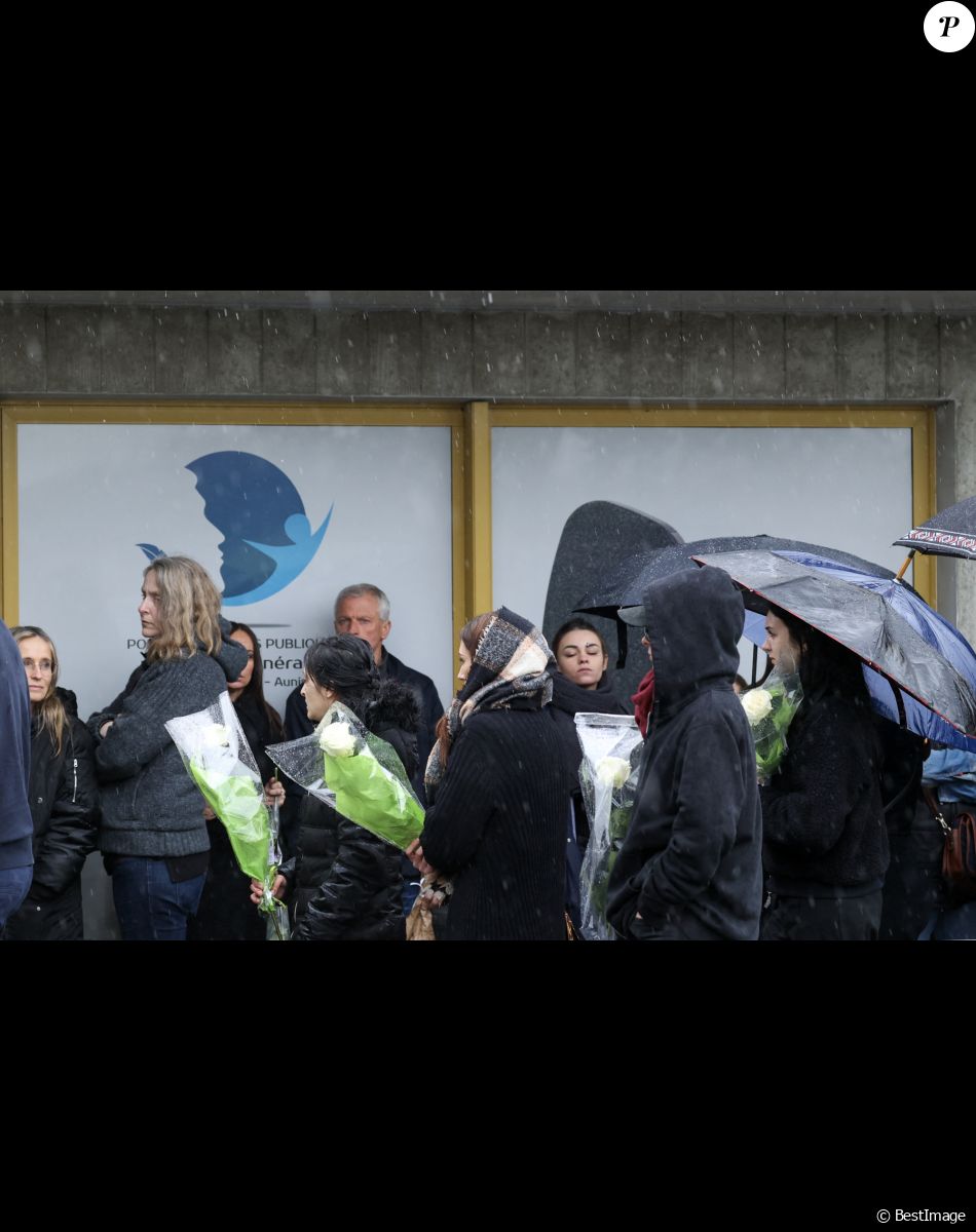 Famille et amis de Leslie - Obsèques de Leslie Hoorelbeke au crématorium de La Rochelle le 18 mars 2023. Les corps de Leslie Hoorelbeke et de son compagnon Kevin Trompat avaient été retrouvés début mars. Trois hommes ont été mis en examen dont deux pour "assassinats", "modification de l’état des lieux d’un crime pour faire obstacle à la manifestation de la vérité", et "enlèvement et séquestration sans libération volontaire avant le septième jour". Le mobile des suspects reste encore flou pour les enquêteurs. © Laeticia Notariani/Bestimage