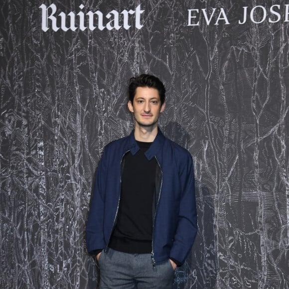 Le comédien s'est fait remarquer par son humour piquant, ses attaques à Jonathan Cohen et surtout son imitation de Thomas Pesquet 
Pierre Niney - Vernissage de l'exposition Ruinart "Promenade en Champagne" au Carreau du Temple à Paris. Le 9 mars 2023 © Giancarlo Gorassini / Bestimage