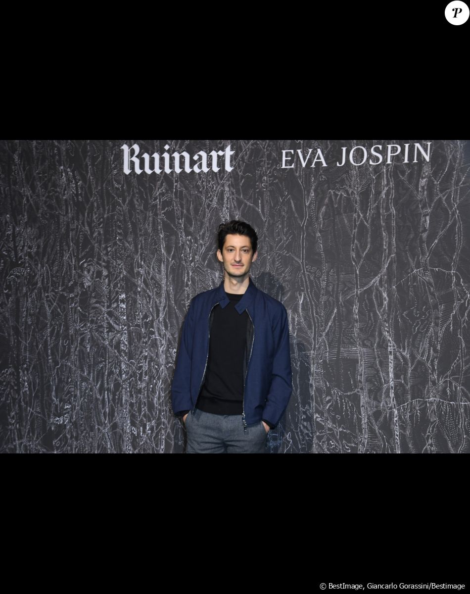 Le comédien s'est fait remarquer par son humour piquant, ses attaques à Jonathan Cohen et surtout son imitation de Thomas Pesquet
Pierre Niney - Vernissage de l'exposition Ruinart "Promenade en Champagne" au Carreau du Temple à Paris. Le 9 mars 2023 © Giancarlo Gorassini / Bestimage