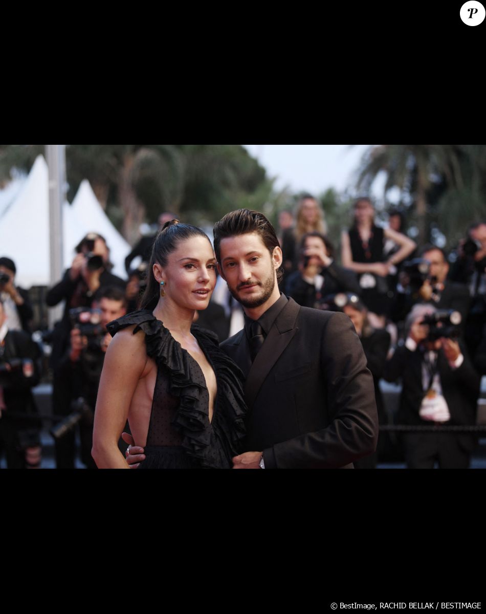 Pierre Niney et sa femme Natasha Andrews à la montée des marches du film "Mascarade" lors du 75ème Festival International du Film de Cannes, France, le 27 mai 2022. © Rachid Bellak/Bestimage