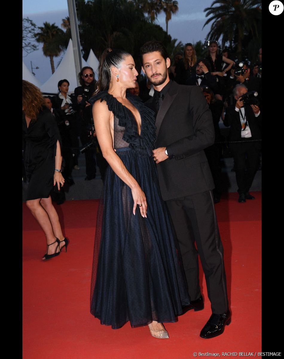 Pierre Niney et sa femme Natasha Andrews à la montée des marches du film "Mascarade" lors du 75ème Festival International du Film de Cannes, France, le 27 mai 2022. © Rachid Bellak/Bestimage