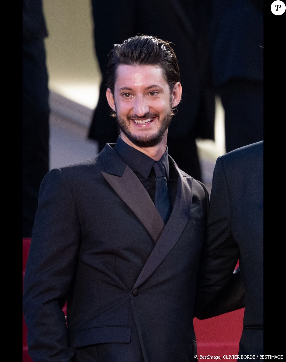 Pierre Niney - Montée des marches du film " Mascarade " lors du 75ème Festival International du Film de Cannes. Le 27 mai 2022 © Olivier Borde / Bestimage