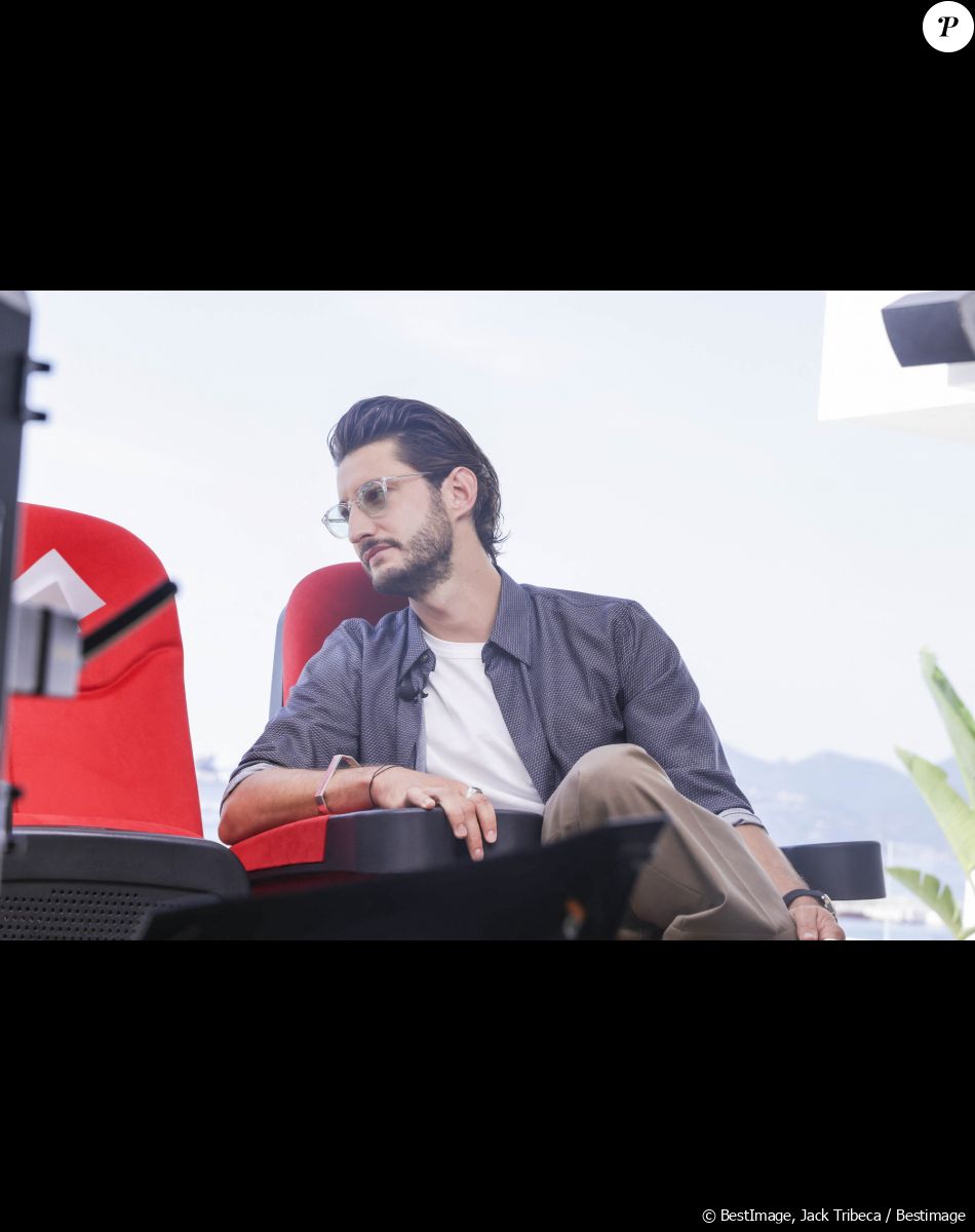 Exclusif - Pierre Niney - Interview de Pierre Niney par A.Trapenard pour Brut, lors du 75ème Festival International du Film de Cannes, France, le 27 mai 2022. © Jack Tribeca/Bestimage