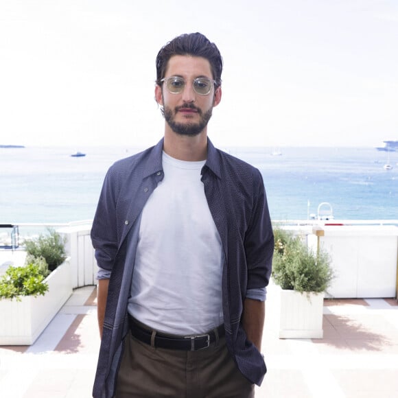 Exclusif - Pierre Niney - Interview de Pierre Niney par A.Trapenard pour Brut, lors du 75ème Festival International du Film de Cannes, France, le 27 mai 2022. © Jack Tribeca/Bestimage