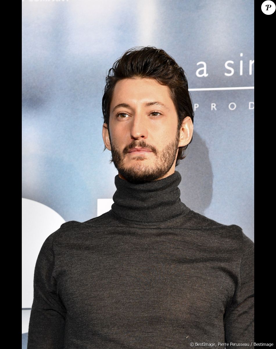 Pierre Niney à la première du film "Goliath" au cinéma UGC Normandie à Paris, le 8 mars 2022. © Pierre Perusseau/Bestimage