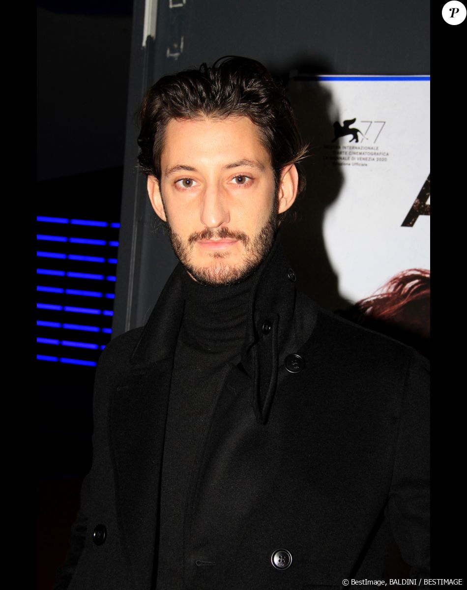 La tête dans un immense bocal, Pierre Niney s'est lancé dans une improvisation aux petits oignons de la vie de l'astronaute, sous les regards hilares des téléspectateurs parmi lesquels... Thomas Pesquet !
Exclusif - Pierre Niney lors de la soirée de l'avant-première du film "Amants" au cinéma UGC Ciné Cité Les Halles à Paris le 16 novembre 2021. © Philippe Baldini / Bestimage
