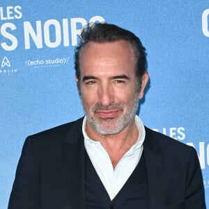 Jean Dujardin est à l'affiche du film "Sur les chemins noirs".
Jean Dujardin - Avant-première du film "Sur les chemins noirs" au cinema UGC Normandie à Paris. © Coadic Guirec/Bestimage