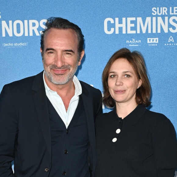 "Il y a un truc que je déteste, c'est la vendetta, la meute sur l'individu", débute le comédien.
Jean Dujardin et sa compagne Nathalie Péchalat - Avant-première du film "Sur les chemins noirs" au cinema UGC Normandie à Paris le 13 mars 2023. © Coadic Guirec/Bestimage