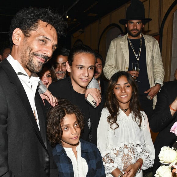 Ce rôle lui a également peut-être fait penser à ses enfants, lui qui est le père de Liv Shaya et Levin, nés en 2008 et 2011 de sa précédente union avec l'autrice et réalisatrice Julie Madar.
Exclusif - Tomer Sisley avec ses enfants Liv Shaya et Levin et Dino (fils de Sandra Sisley), Alexandre Le Strat, - Soirée du 49ème anniversaire de Sandra Sisley (né le 25 avril) et les 6 ans de "Retrouvite" avec son mari Tomer au restaurant Mamamia à Paris le 12 mai 2022. © Pierre Perusseau/Bestimage 