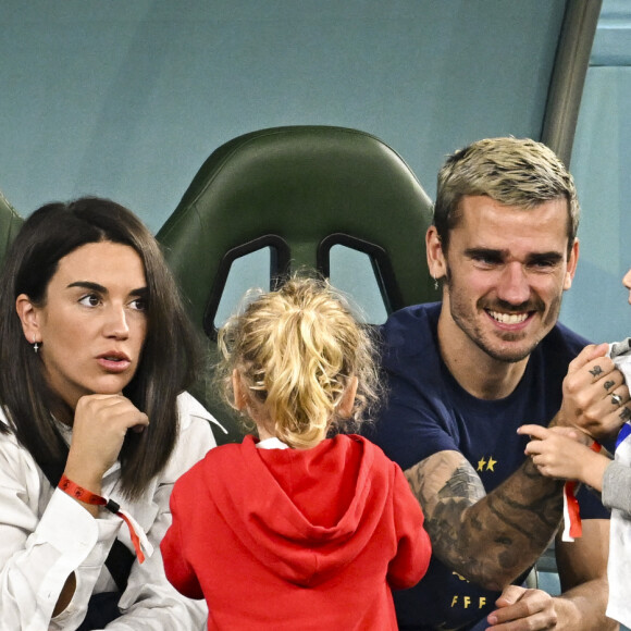 Déçue de ne pas pouvoir être avec son mari, Erika lui a malgré tout adressé un beau message pour ce jour si particulier
Griezmann Antoine (FRA) en famille avec sa femme Erika Choperena et leurs filles - Les joueurs de l'équipe de France passent un moment avec leur famille avant la rencontre France/Tunisie lors de la Coupe du Monde de la FIFA, Qatar 2022 le 30 novembre 2022. © JB Autissier / Panoramic / Bestimage