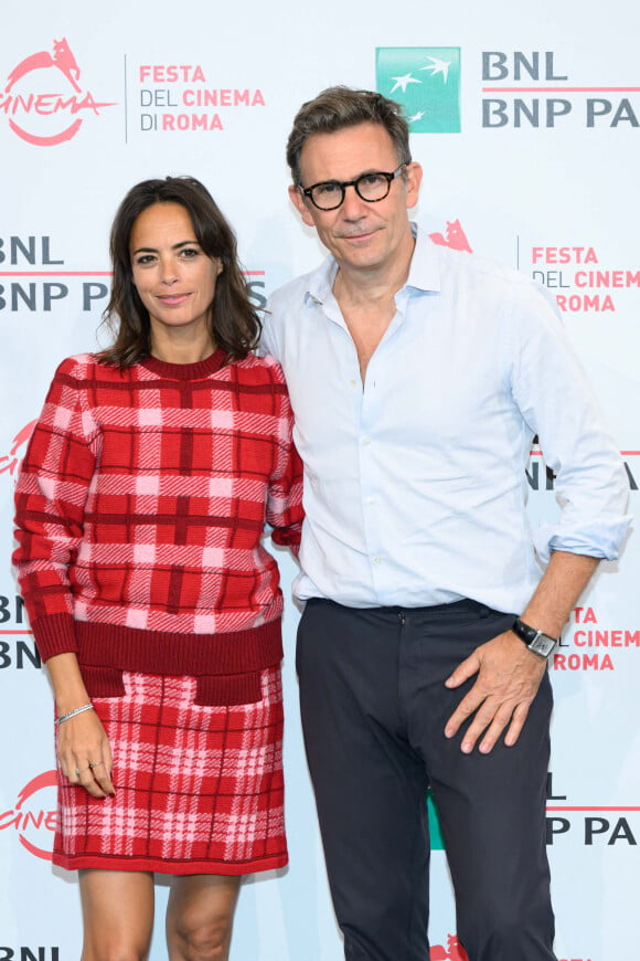 Depuis, Bérénice Bejo a retrouvé l'amour auprès du réalisateur Michel Hazanavicius, qui avait notamment réalisé "The Artist". 
Bérénice Bejo et son mari, le réalisateur Michel Hazanavicius lors du photocall de "Coupez" au Rome Film Festival, le 14 octobre 2022. 