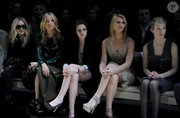 Mary-Kate Olsen, Kate Hudson, Kristen Stewart et Claire Danes au défilé Burberry à Londres, le 23 février 2010
