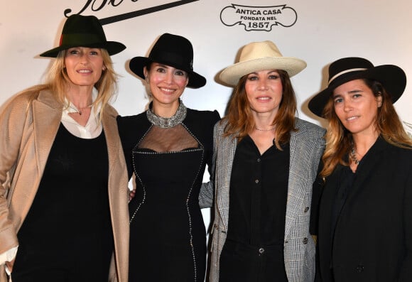 C'était une soirée d'exception qui se tenait mardi soir à l'ambassade d'Italie en France.
Estelle Lefébure, Caterina Murino, Mathilde Seigner, Vahina Giocante - Présentation du court métrage "Tornando A Casa" à l'ambassade d'Italie à Paris © Veeren/Bestimage