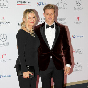 Corinna Betsch Schumacher et son fils Mick assistent à la soirée de gala du bal allemand de la presse sportive de Francfort , le 9 novembre 2019.