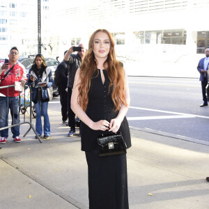 Lindsay Lohan et sa soeur Ali arrivent aux studios de l'émission "Drew Barrymore Show" à New York, le 10 novembre 2022.  Lindsay and Ali Lohan step out in New York City. The 36 year old American actress wore an all black ensemble as showed up to film an appearance on The Drew Barrymore Show. November 10th, 2022. 