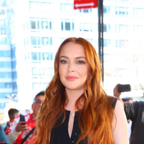 Lindsay Lohan - Arrivées au show The Drew Barrymore à New York City, New York, Etats-Unis, le 10 novembre 2022  Lindsay Lohan, Dina Lohan, and Ali Lohan pose for the media as they arrive at The Drew Barrymore Show this morning in NYC. 