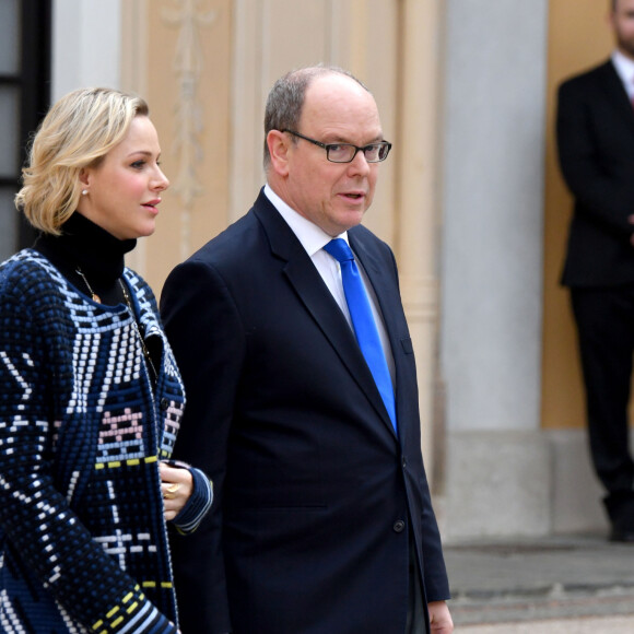 Le prince Albert II de Monaco, la princesse Charlène lors de la remise de cadeaux de Noël aux enfants monégasques au palais à Monaco le 18 décembre 2019. © Bruno Bebert / Bestimage 