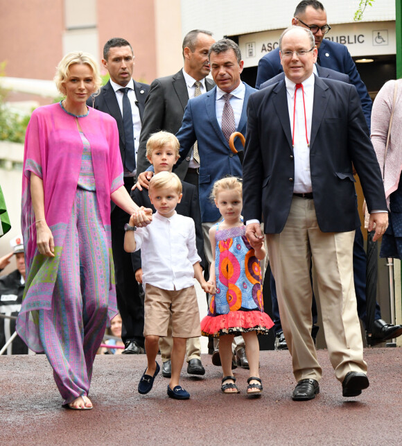 Par le biais de leur porte-parole, Albert et Charlène ont démenti "fermement les rumeurs colportées" : "Ignorez cet article fondé sur des mensonges."
La Princesse Charlene de Monaco, le prince héréditaire Jacques, la princesse Gabriella et le prince Albert II de Monaco durant le traditionnel Pique-nique des monégasques au parc princesse Antoinette à Monaco le 6 septembre 2019. Cette année, l'événement a du être légérement raccourci à cause de la pluie, la famille princière était entourée par Monseigneur Barsi, le maire de Monaco M. Georges Marsan, par leurs cousins Jean-Léonard de Massy, son fils Melchior et Mélanie De Massy. © Bruno Bebert / PRM / Bestimage 