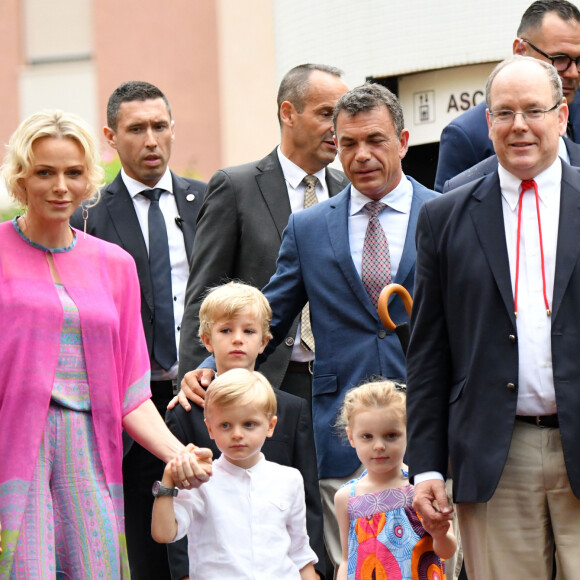 Par le biais de leur porte-parole, Albert et Charlène ont démenti "fermement les rumeurs colportées" : "Ignorez cet article fondé sur des mensonges."
La Princesse Charlene de Monaco, le prince héréditaire Jacques, la princesse Gabriella et le prince Albert II de Monaco durant le traditionnel Pique-nique des monégasques au parc princesse Antoinette à Monaco le 6 septembre 2019. Cette année, l'événement a du être légérement raccourci à cause de la pluie, la famille princière était entourée par Monseigneur Barsi, le maire de Monaco M. Georges Marsan, par leurs cousins Jean-Léonard de Massy, son fils Melchior et Mélanie De Massy. © Bruno Bebert / PRM / Bestimage 