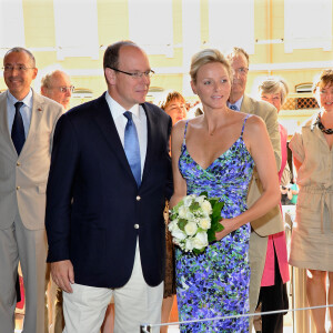 Le prince Albert II de Monaco et la princesse Charlène visitent l'exposition "L'histoire du mariage princier" au musée ocxéanographique de Monaco le 21 juillet 2011